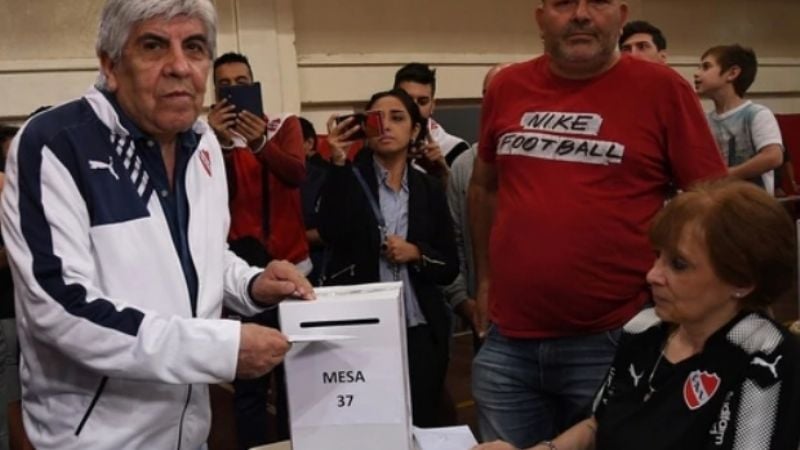 Hugo y Pablo Moyano fueron imputados por fraude contra Independiente
