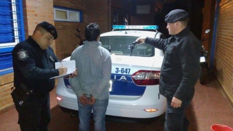 Ebrio, causó daños en una vivienda