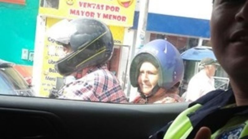 Se puso el casco al revés y se convirtió en un fenómeno viral
