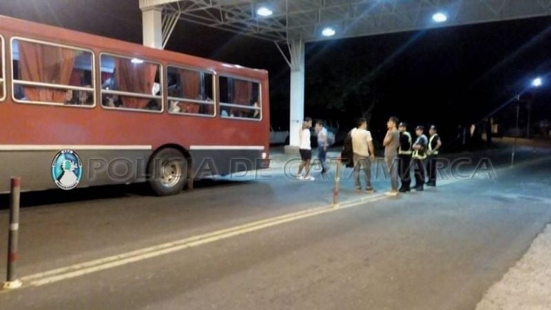 Demoran un colectivo mini bus por exceso de pasajeros en Ambato