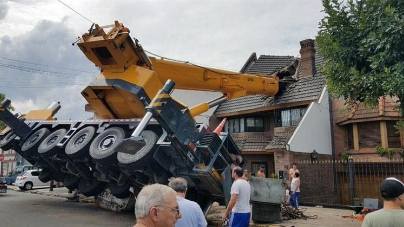 Se desplomó una grúa sobre el techo de una casa cuando instalaban una pileta