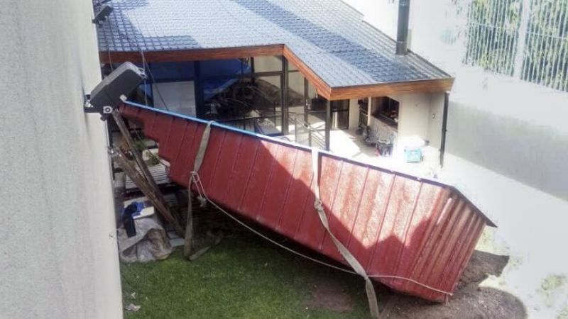 Se desplomó una grúa sobre el techo de una casa cuando instalaban una pileta