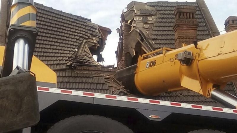 Se desplomó una grúa sobre el techo de una casa cuando instalaban una pileta