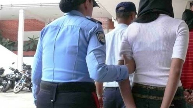 La sorprenden queriendo robar en un negocio