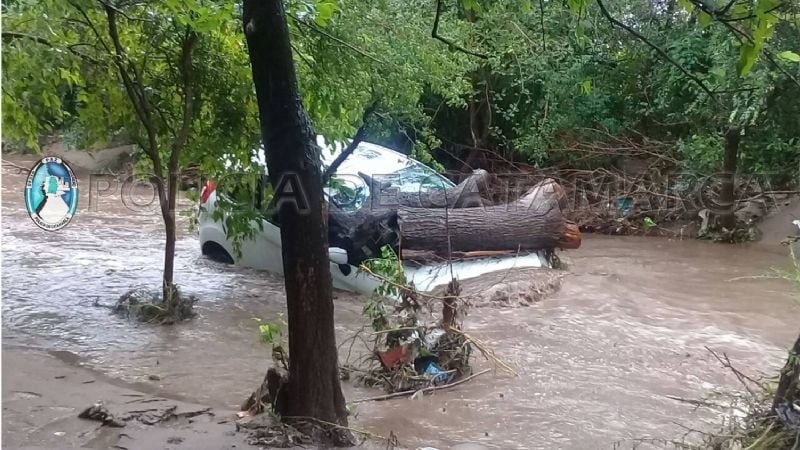 Intentó cruzar un badén con el río crecido, y el agua lo arrastró