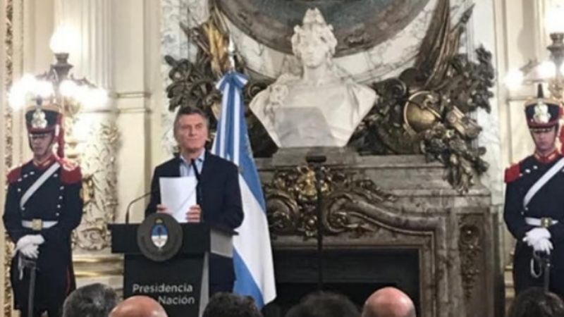 Macri anunció la reducción de un 25% de los cargos políticos
