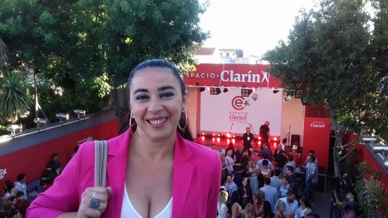 Una catamarqueña en la tapa de Clarín junto a los famosos en Mar del Plata