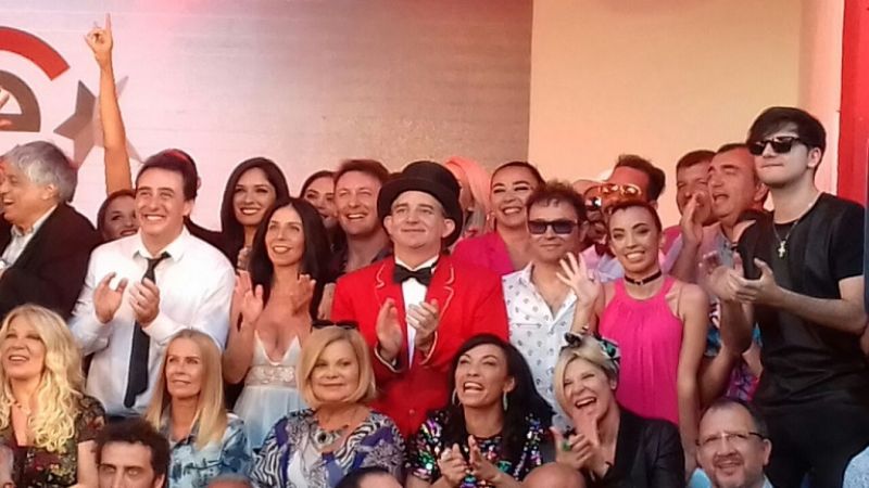 Una catamarqueña en la tapa de Clarín junto a los famosos en Mar del Plata