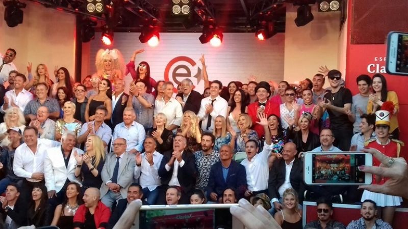 Una catamarqueña en la tapa de Clarín junto a los famosos en Mar del Plata