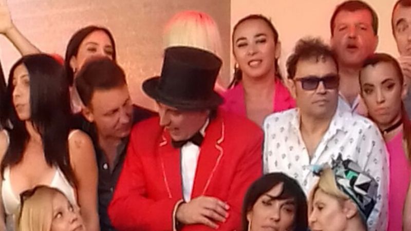 Una catamarqueña en la tapa de Clarín junto a los famosos en Mar del Plata