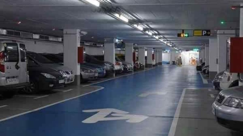 Se olvidó dónde dejó estacionado el auto y pide ayuda para encontrarlo