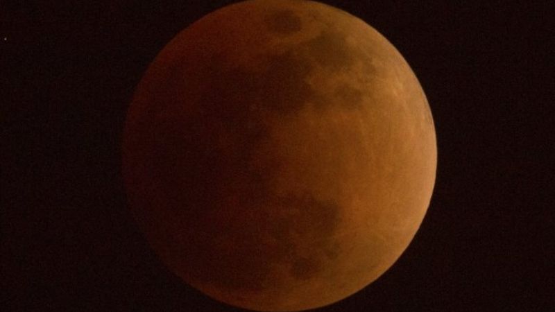 Millones de personas en todo el mundo observan el eclipse de Superluna
