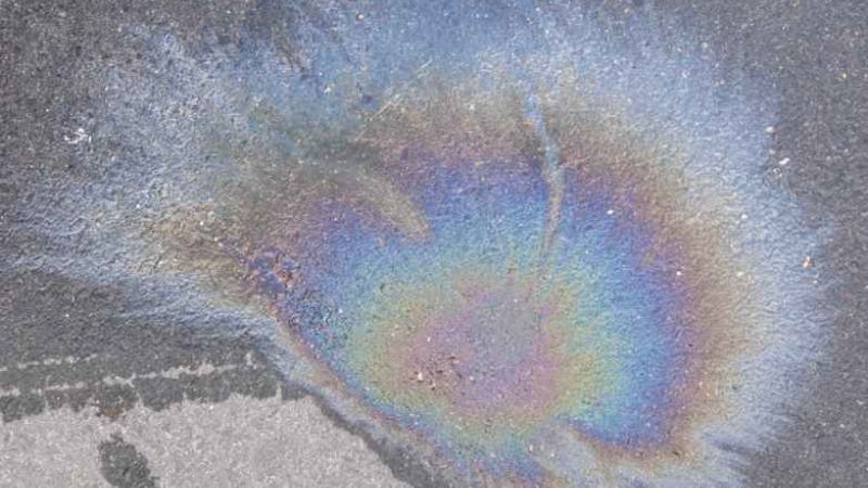 Mancha de aceite en la calle provocó dos accidentes