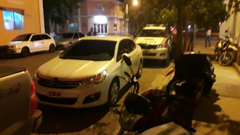 Golpeó vehículo oficial e insultó a intendenta