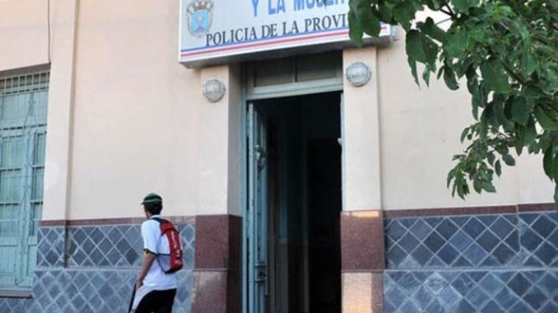 Aprehenden a tres mujeres que atentaron contra un joven y policías