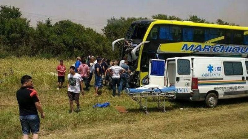 Chofer frenó y se bajó del colectivo para dejar una flor en recuerdo de un colega