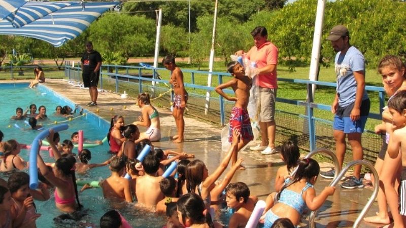 Cientos de niños disfrutan de sus vacaciones en Los Altos