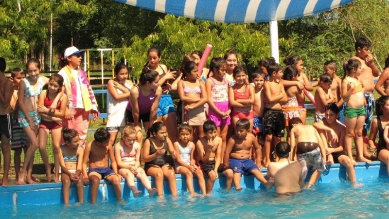 Cientos de niños disfrutan de sus vacaciones en Los Altos