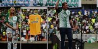 Armani, con su esposa, Daniela Rendón, durante la despedida en el estadio Atanasio Girardot de Medellín 