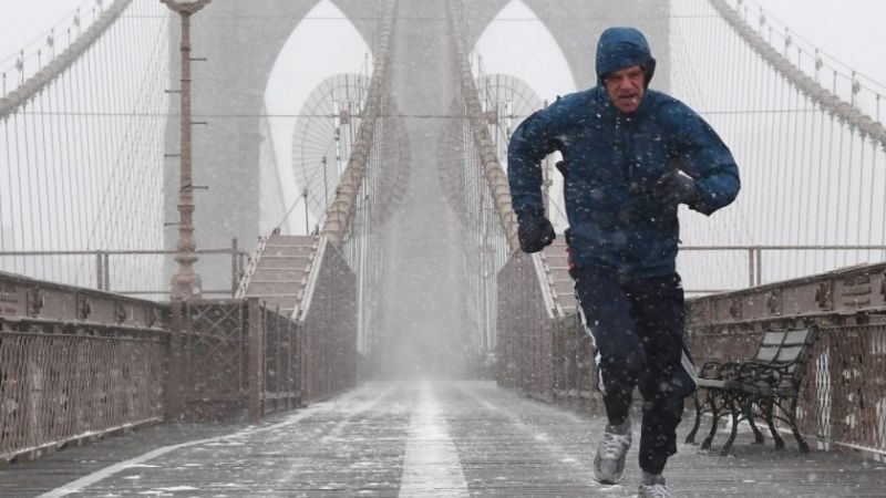 Calles desiertas y más vuelos cancelados en EEUU por el "ciclón bomba"