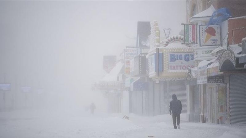 Calles desiertas y más vuelos cancelados en EEUU por el "ciclón bomba"