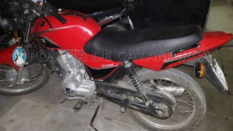 Tras una persecución aprehenden a dos jóvenes y recuperan una moto robada