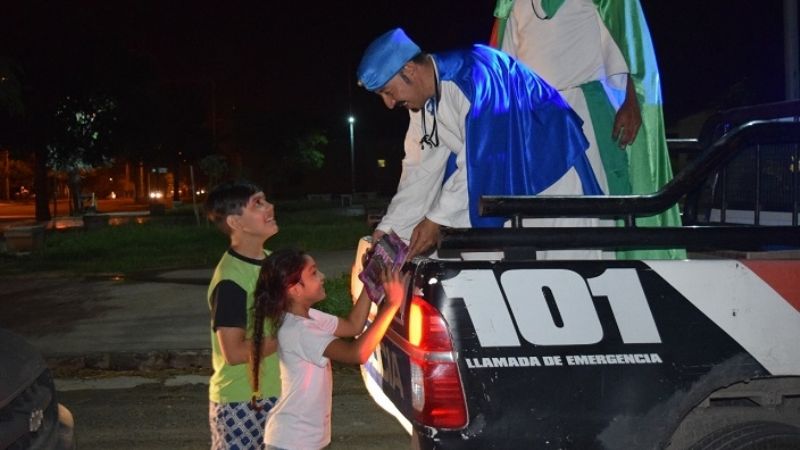Policías personificaron a los Reyes Magos y entregaron regalos