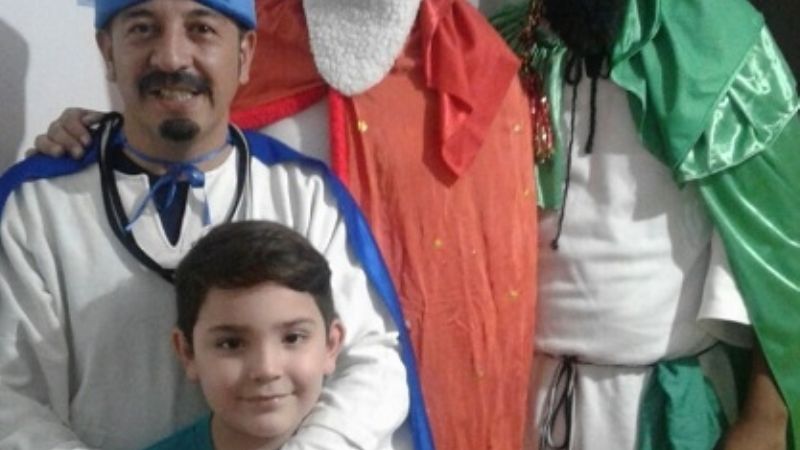 Policías personificaron a los Reyes Magos y entregaron regalos