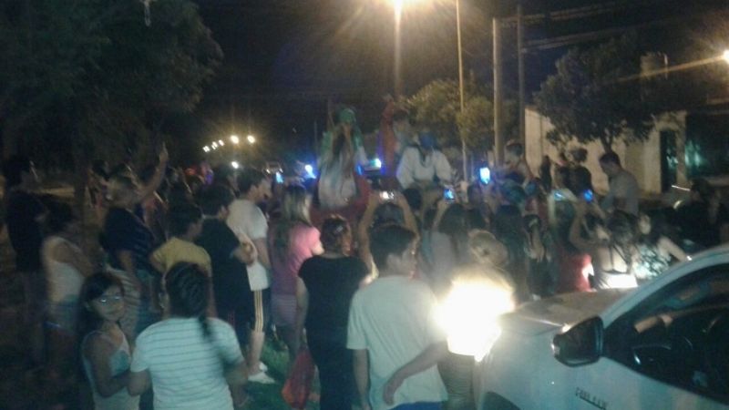 Policías personificaron a los Reyes Magos y entregaron regalos