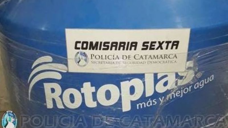 Fue sorprendido llevando un tanque de agua robado