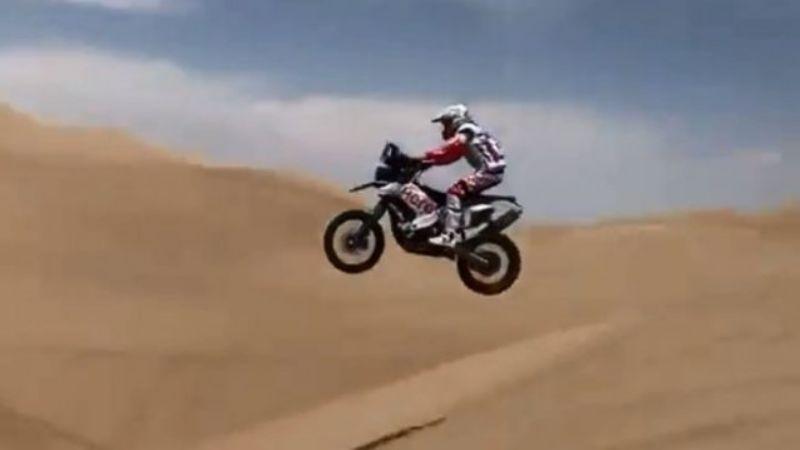 Durísimo golpe de un piloto del Dakar con su moto