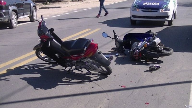 Violento choque entre dos motos