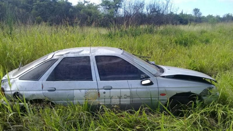 Conductor perdió el control del auto y terminó en la banquina