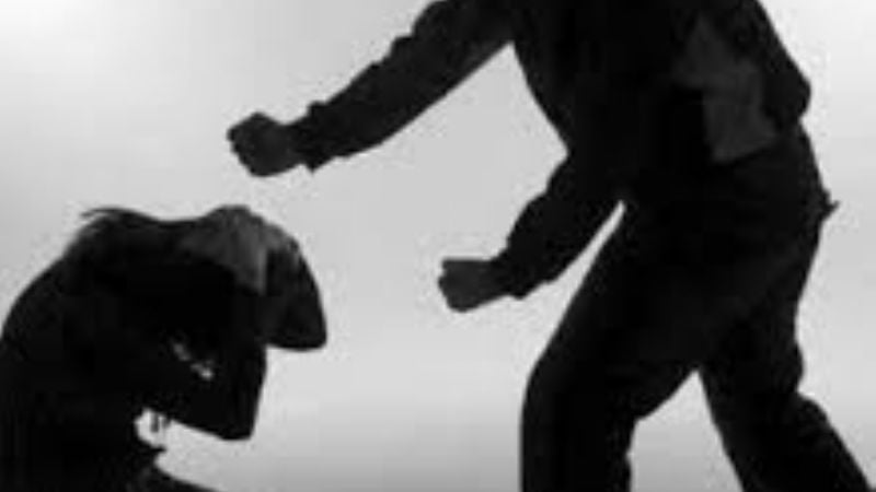 Amenazó de muerte a una mujer y la golpeó con un hierro