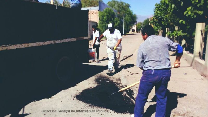 Trabajos de bacheo en calles de Tinogasta