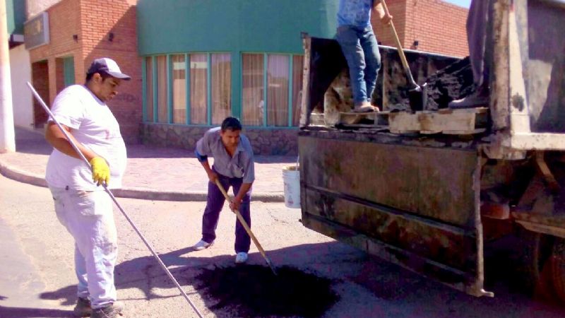 Trabajos de bacheo en calles de Tinogasta
