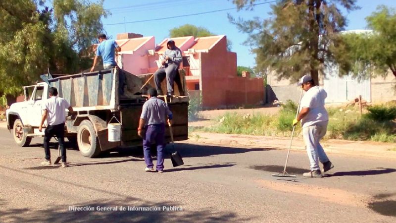 Trabajos de bacheo en calles de Tinogasta