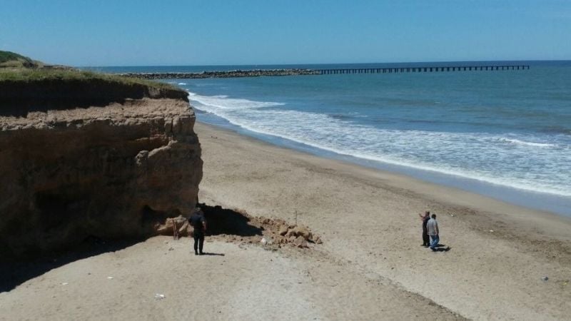 Mar del Plata: una nena murió en la playa por el desprendimiento de un acantilado