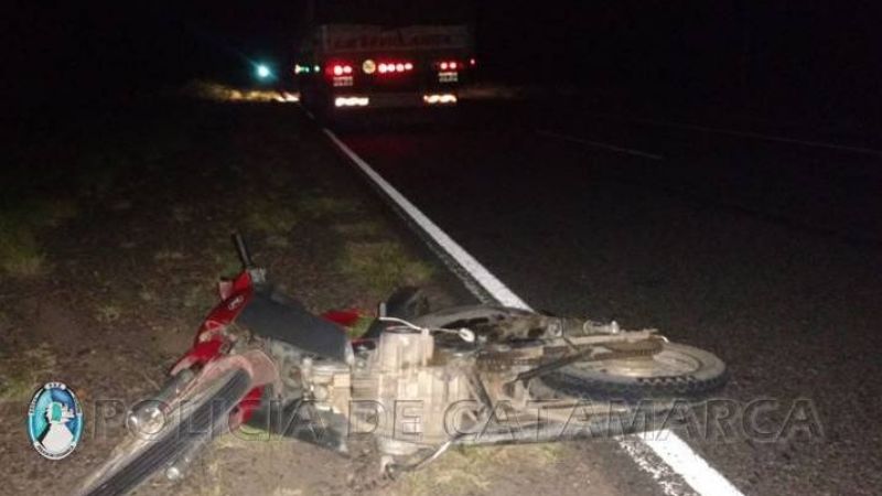 Adolescente en moto chocó contra un camión y quedó hospitalizado