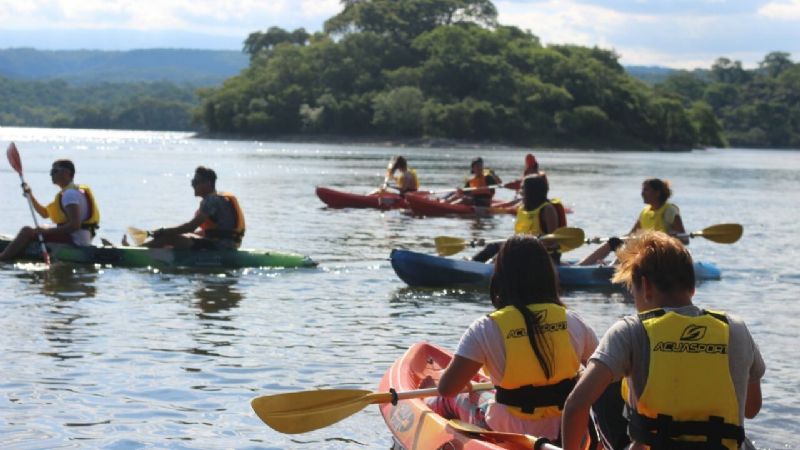 Concurrida actividad de canotaje en el Dique de Collagasta
