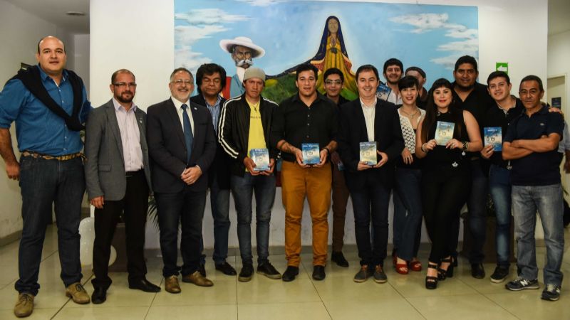 Artistas recibieron sus materiales discográficos