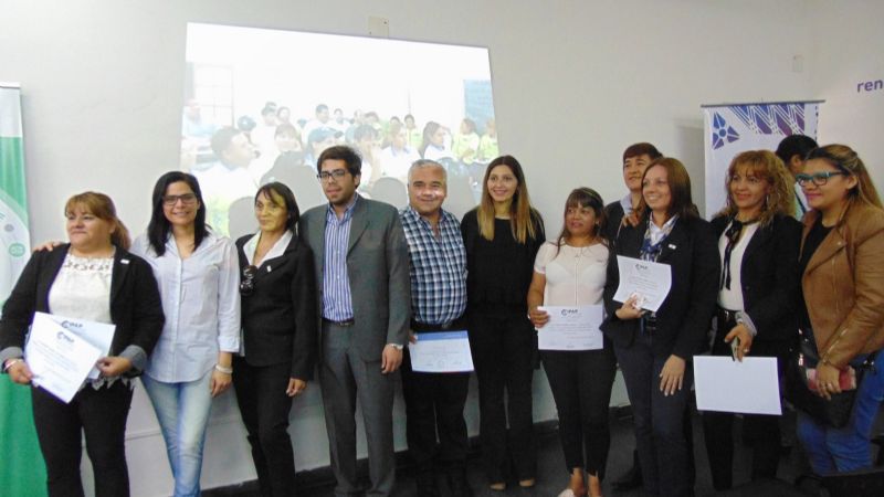 Entregaron certificados de capacitación a niños y empleados municipales