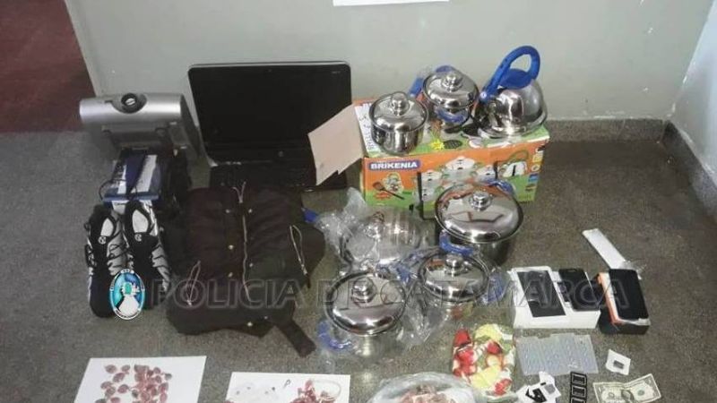 Detienen a dos jóvenes y recuperan dinero, joyas y elementos de valor
