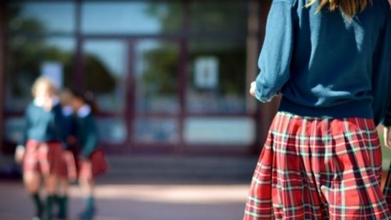 En un colegio les miden las polleras a las alumnas para evitar "tentaciones"