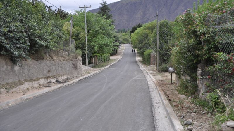 Asfaltan calles del Barrio 15 Viviendas en El Rodeo