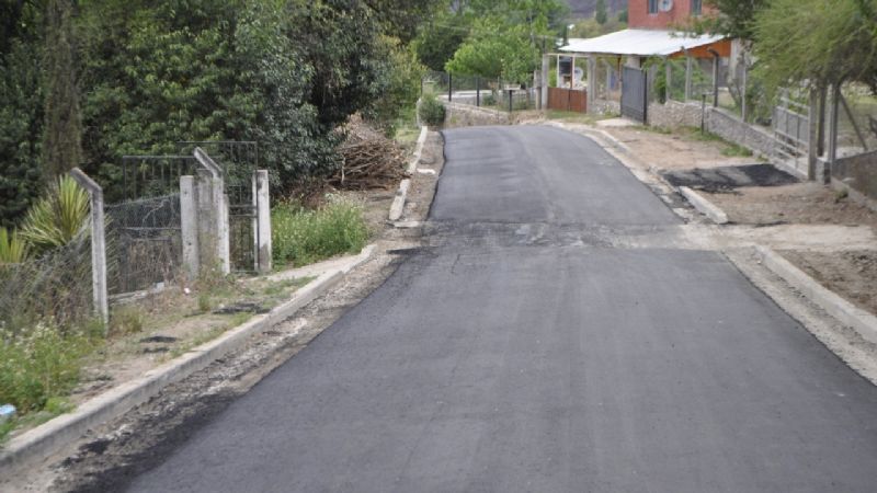 Asfaltan calles del Barrio 15 Viviendas en El Rodeo