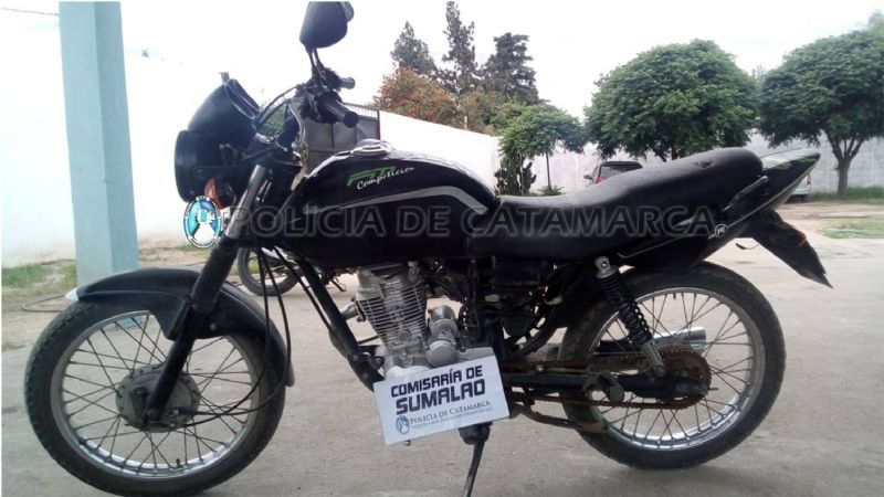 Arrestan a dos personas, secuestran una moto y una desmalezadora