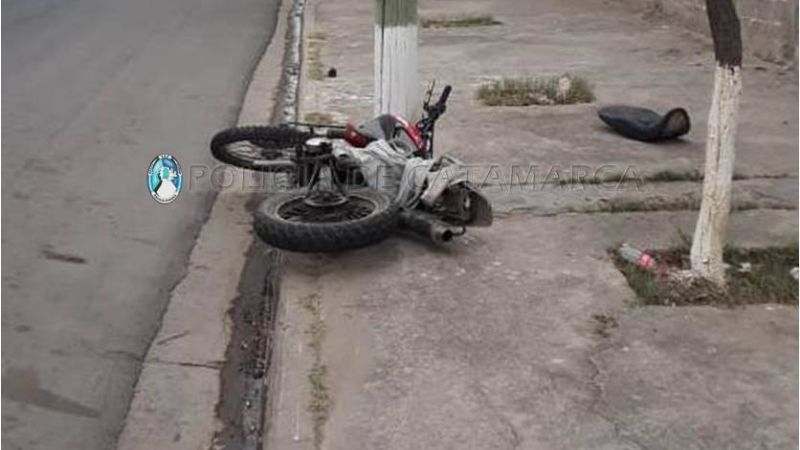Motociclista perdió el control y chocó contra un poste