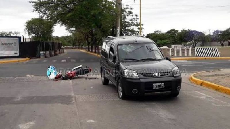 Motociclista lesionado en un accidente en una peligrosa esquina