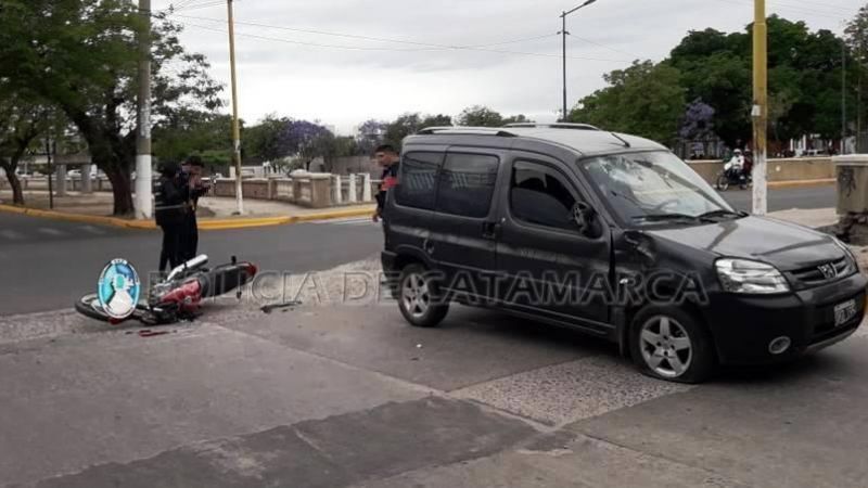 Motociclista lesionado en un accidente en una peligrosa esquina